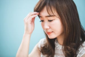 無理をしている・悩んでいる女性